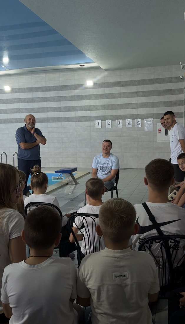 Юні плавці слухають гостя.
